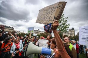 Διαδήλωση κατά της μάσκας στο Παρίσι