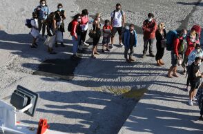 Άνθρωποι με μάσκα στο λιμάνι του Πειραιά 