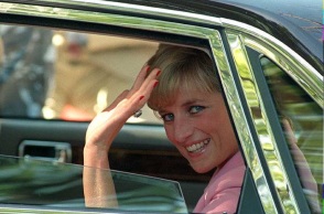 Η πριγκίπισσα Νταΐάνα, χαιρετάει τον κόσμο μέσα από το αυτοκίνητό της ©EPA/ Alejandro PAGNI/dsl