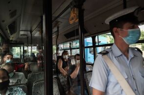 Άνθρωποι με μάσκα σε λεωφορείο