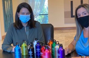 Τα παγούρια που θα μοιραστούν στους μαθητές