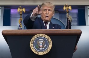 Παρέλαση υποστήριξης προς τον πρόεδρο Τραμπ επιχείρησαν οπαδοί του στο Τέξας, καταλήγοντας στον βυθό λίμνης λόγω κακοκαιρίας.