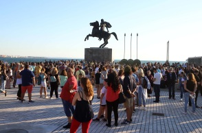 Κορωνοϊός: Διαμαρτυρία χωρίς μάσκες ενάντια στη χρήση μάσκας στα σχολεία πραγματοποίησαν γονείς μαθητών στη Νέα Παραλία της Θεσσαλονίκης