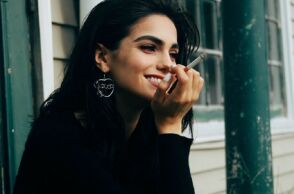 Κοπέλα καπνίζει 