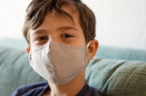 Παιδί που φοράει μάσκα