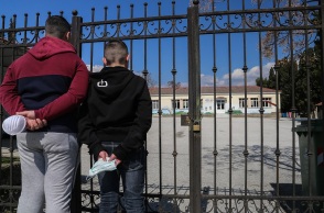 Παιδιά με μάσκα έξω από το σχολείο 