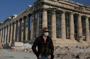 Ο Μίκι Ρουρκ βόλτα στην Ακρόπολη