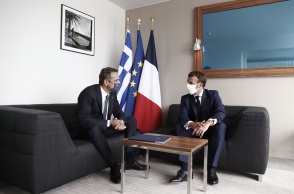 Ο πρωθυπουργός Κυριάκος Μητσοτάκης με τον Πρόεδρο της Γαλλικής Δημοκρατίας Emmanuel Macron κατά τη συνάντησή τους στην Κορσική