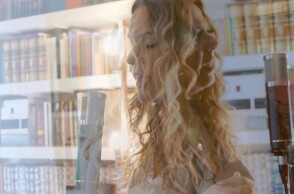 Η τραγουδίστρια Ελένη Τσαλιγοπούλου 