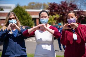 Πολίτες με μάσκες στις ΗΠΑ