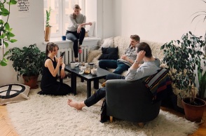 Αγόρια και κορίτσια αράζουν στο σαλόνι ενός σπιτιού