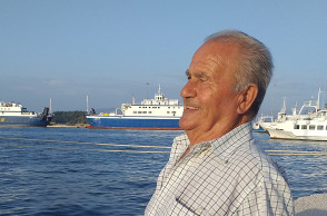 Ο 82χρονος Κερκυραίος. Νίκος Καρύδης. είναι πλέον φοιτητής στο ΑΠΘ