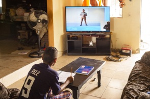 Μαθητής σε σπίτι στο Μεξικό κατά την ώρα τηλε-εκπαίδευσης