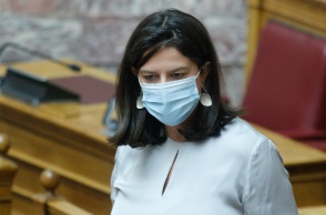 Η υπουργός Παιδείας, Νίκη Κεραμέως με μάσκα στη Βουλή 