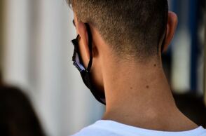 Μαθητής με μάσκα 