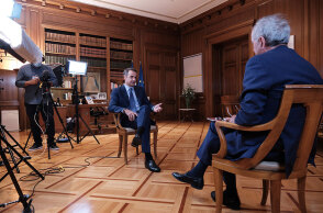 Ο Κυριάκος Μητσοτάκης σε διαδικτυακή συζήτηση με τον τον εκτελεστικό διευθυντή του Economist, Daniel Franklin