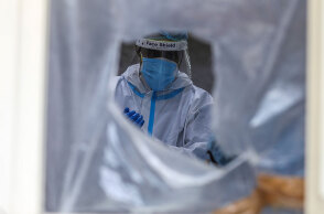 Γιατρός στην Ινδία με προστατευτική στολή για τον κορωνοϊό - Δεύτερη η χώρα παγκοσμίως σε θανάτους ασθενών από Covid-19