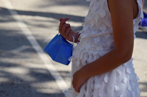 Μεγάλου μεγέθους μάσκες μοιράστηκαν σε μαθητές σχολείων