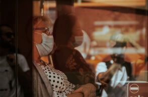 Πολίτες με μάσκα σε λεωφορείο 