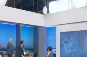 Στη διάρκεια της εκπομπής «Καλημέρα Ελλάδα» έπιασε φωτιά ένα από τα φωτιστικά του στούντιο