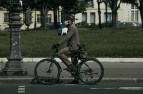 Πολίτης με ποδήλατο και μάσκα στο Παρίσι 