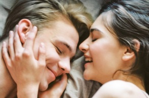 Άντρας και γυναίκα ξαπλωμένοι αγκαλιά