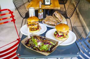 Ο Μπούφαλος, το μπεργκεράδικο πάνω στην πλατεία Αγίου Γεωργίου είναι γεμάτο νοστιμιές