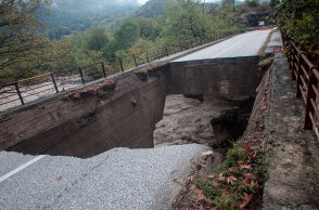 «Κόπηκε» γέφυρα στην Καρδίτσα μετά την κακοκαιρία «Ιανός»