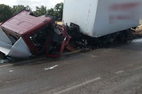 Το φορτηγό που ενεπλάκη σε τροχαίο στη Θήβα - Συγκρούστηκε μετωπικά με ΙΧ με αποτέλεσμα να χάσει τη ζωή του ο οδηγός του αυτοκινήτου