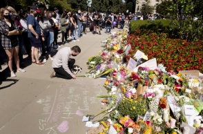 Λουλούδια έξω από το Ανώτατο Δικαστήριο στην Ουάσινγκτον