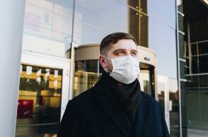 Άνδρας με μάσκα στην Βρετανία 