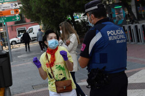 Αστυνομικός στη Μαδρίτη συνομιλεί με κάτοικο της πρωτεύουσας - Σε ισχύ τα νέα έκτακτα περιοριστικά μέτρα για τον κορωνοϊό