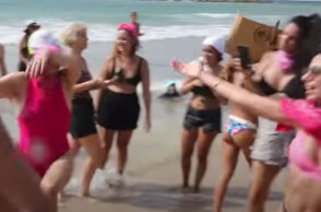 Με χορό και τραγούδι κάτοικοι στο Ισραήλ διαμαρτυρήθηκαν σε παραλία κατά του νέου lockdown