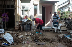 Κάτοικος στην Καρδίτσα απομακρύνει με φτιάρι τις λάσπες και τα χώματα - Η κακοκαιρία «Ιανός» σάρωσε την πόλη