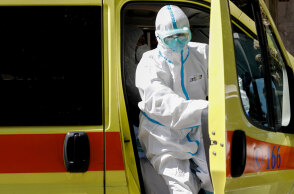Ασθενοφόρο του ΕΚΑΒ για τη μεταφορά κρουσμάτων κορωνοϊού