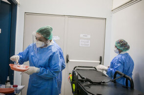 Εργαζόμενοι στην Εντατική του νοσοκομείου «Σωτηρία» - Με προστατευτικό εξοπλισμό για τον κορωνοϊό