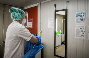 Κορωνοϊός στην Ελλάδα: Εργαζόμενη στις ΜΕΘ του νοσοκομείου «Σωτηρία» (ΦΩΤΟ ΑΡΧΕΙΟΥ)