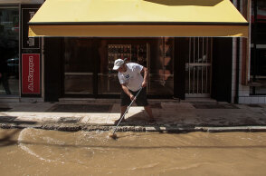 Πλημμύρες στην Καρδίτσα - Κάτοικος με τη σκούπα στα χέρια προσπαθεί να απομακρύνει τις λάσπες