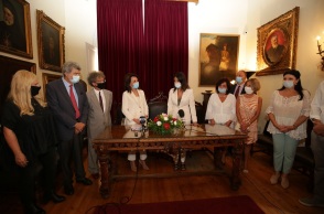 Αντιπροσωπεία της Επιτροπής «Ελλάδα 2021» συναντάται με την Δήμαρχο Κεντρικής Κέρκυρας και Διαποντίων Νήσων Μερόπη Υδραίου και στελέχη της Δημοτικής Αρχής στο παλιό Δημαρχείο της πόλης. 