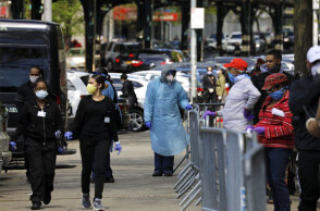 Κορωνοϊός στις ΗΠΑ: Υγειονομικός υπάλληλος με προστατευτική στολή για τον κορωνοϊό στη Νέα Υόρκη