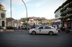Κορωνοϊός: Περιπολικό της Αστυνομίας στην κεντρική πλατεία στο Μοναστηράκι - Αστυνομικοί καλούν τους πολίτες να αποφεύγουν τον συγχρωτισμό και να τηρούν τις αποστάσεις