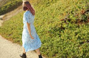 Πώς να αποφύγετε τις εξάρσεις της ακμής όταν φοράτε μάσκα 