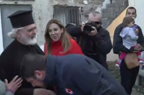 Ο Νίκος Χαρδαλιάς φιλάει το χέρι παπά χωρίς μάσκα
