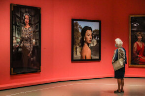 Επισκέπτης με μάσκα για τον κορωνοϊό σε έκθεση στο Παρίσι - Πάνω από 16.000 οι νέες μολύνσεις Covid-19 την Πέμπτη 24 Σεπτεμβρίου 2020