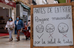 «Πριν μπείτε, φορέστε μάσκα για την ασφάλεια όλων μας» το μήνυμα στην είσοδο καταστήματος στην Ισπανία