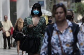 Γυναίκα με μάσκα στο κέντρο της Αθήνας