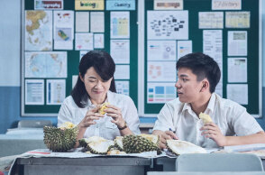 Ο Γιαν Γιαν Γεό και η Τζία Λερ Κο στην ταινία Wet Season