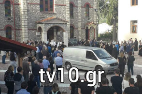 Συγγενείς και φίλοι στην κηδεία της 43χρονης στο Μουζάκι, η οποία έχασε τη ζωή της στην κακοκαιρία «Ιανός»