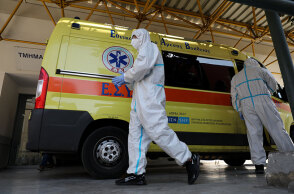 Τραυματιοφορείς με προστατευτικές στολές για τον κορωνοϊό στο νοσοκομείο «Ευαγγελισμός»