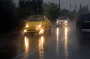 Αυτοκίνητα στη βροχή - Χαλάει ο καιρός το Σαββατοκύριακο